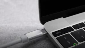 Notebook sempre na tomada: como isso afeta a bateria e o aparelho