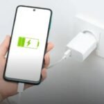 Deixar carregador na tomada pode aumentar sua conta de luz: saiba por quê