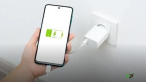 Deixar carregador na tomada pode aumentar sua conta de luz: saiba por quê