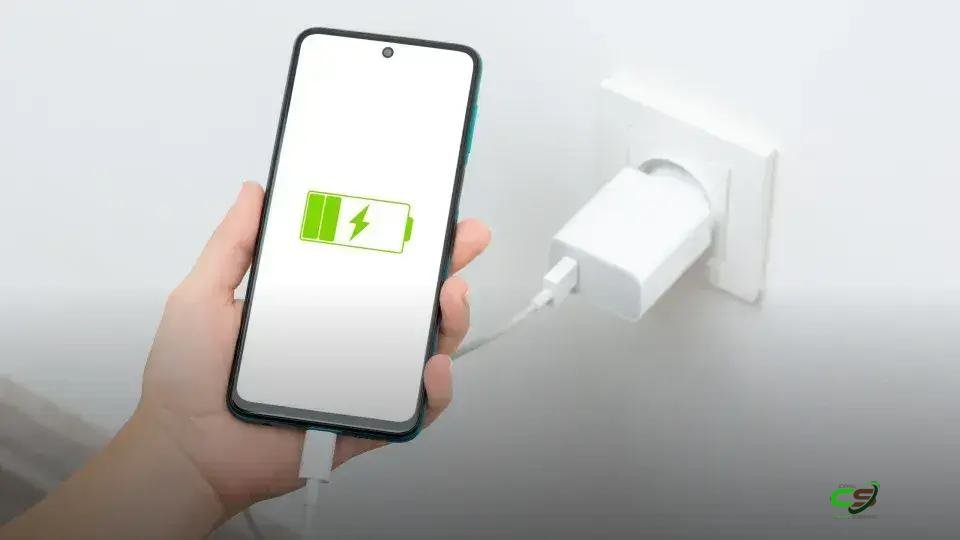 Deixar carregador na tomada pode aumentar sua conta de luz: saiba por quê