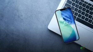 iOS 26.4 chega ao iPhone: traduções em Mensagens e AirPods Max 2