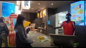 McDonald’s testa robôs humanoides em Xangai para receber pedidos e servir