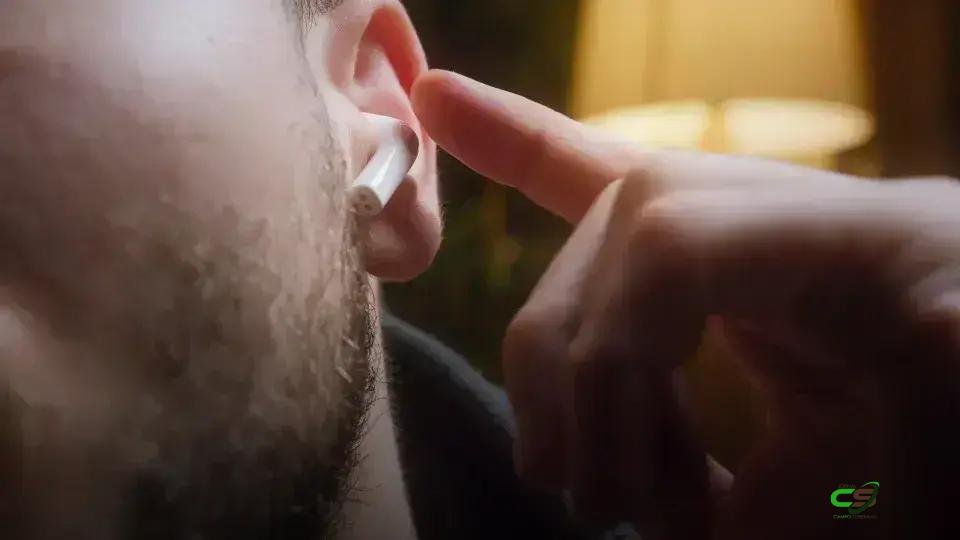 Quando e como limpar seus fones sem fio: rotina ideal para saúde